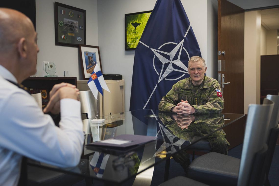 alt_finnish_chief_of_defence_and_supreme_allied_commander_transformation_discuss_military_interoperability_and_transformation